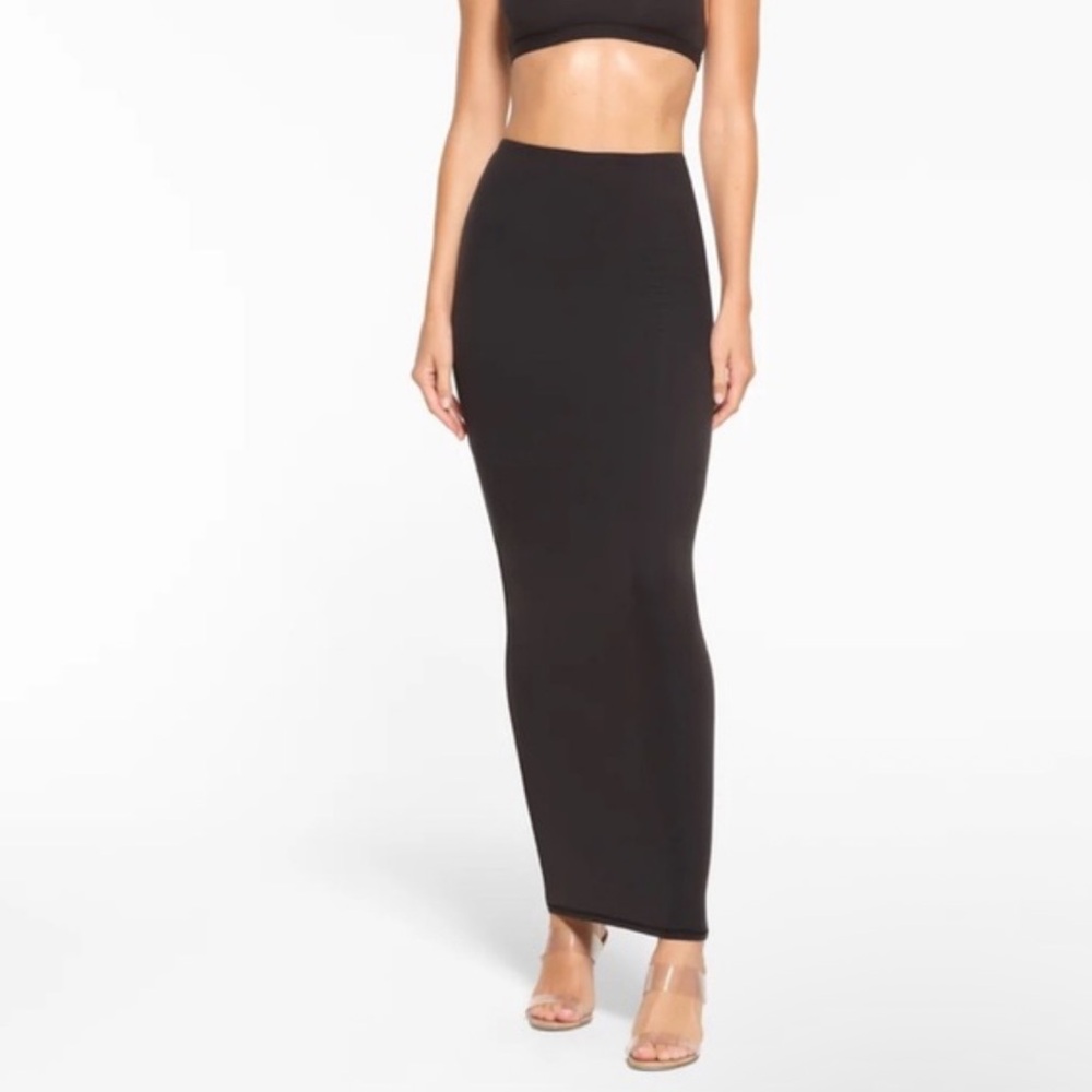 11. SKIMS Fits Everybody Long Skirt | Onyx